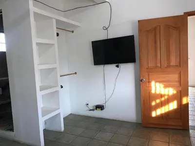 Una televisión o centro de entretenimiento en Las Olas