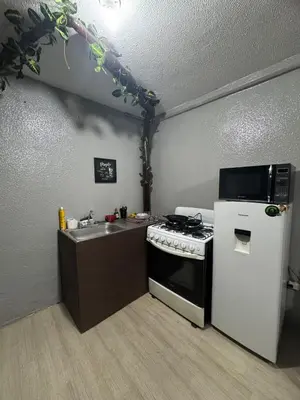 Una cocina o zona de cocina en Habitación cómoda para su estancia