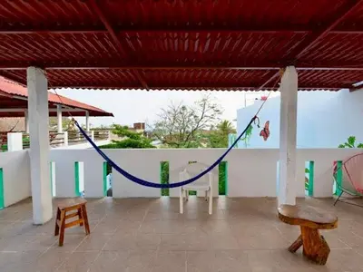 Un balcón o terraza de Bonita casa cerca de la playa