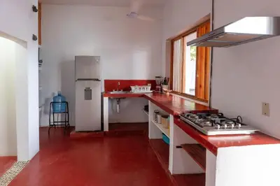Una cocina o zona de cocina en Bonita casa cerca de la playa