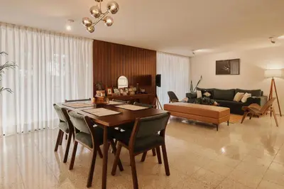 Una televisión o centro de entretenimiento en 21 Wonderful apartment location design balcony