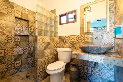 Un baño de Cozy House with Pool and 3 Bedrooms