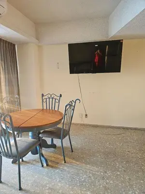 Una televisión o centro de entretenimiento en Departamento vista al mar y acceso a playa en bahía de Acapulco - Torres Gemelas