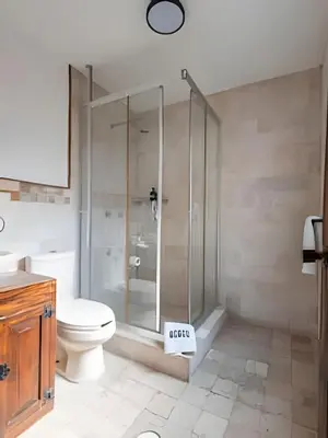 Un baño de Amplia Casa en el Corazón del Centro | 4hab + Est