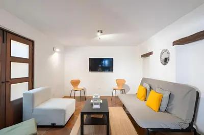 Una televisión o centro de entretenimiento en Amplia Casa en el Corazón del Centro | 4hab + Est