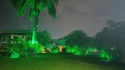 Jardín al aire libre en Hotel Iguanas