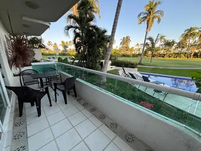 Un balcón o terraza de Acogedor depto Acapulco Diamante frente a campo de Golf Vidanta