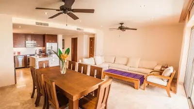 Una cocina o zona de cocina en Luxury 2 bedroom condo by the beach