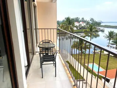 Un balcón o terraza de A Estrenar Alberca Vista al Río y Mar con AC