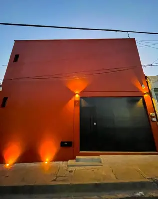 Edificio en el que se encuentra el hostal o pensión