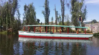 Vista de un río cerca de este barco