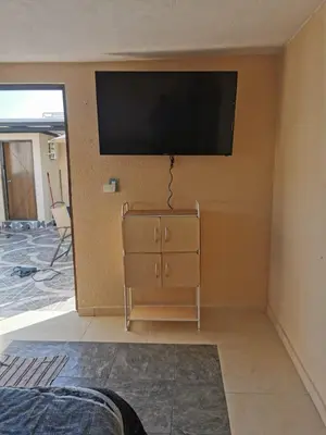 Una televisión o centro de entretenimiento en Recámara céntrica funcional