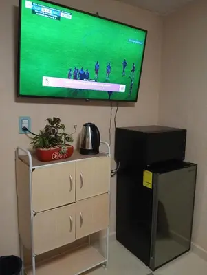 Una televisión o centro de entretenimiento en Recámara céntrica funcional