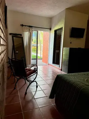 Una televisión o centro de entretenimiento en Bungalow Tepoztlán