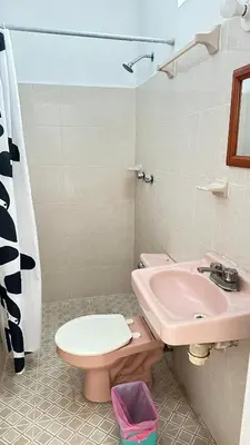Un baño de Arena Surf Hotel, Puerto Escondido