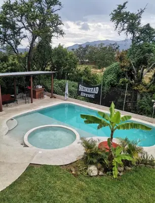 Piscina en o cerca de Casa con alberca
