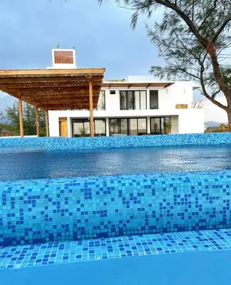 Piscina en o cerca de Punta Conejo Casa Cielo frente a la playa