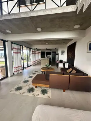 Zona de estar de Punta Conejo Casa Cielo frente a la playa