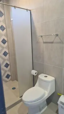 Un baño de Punta Conejo Casa Cielo frente a la playa