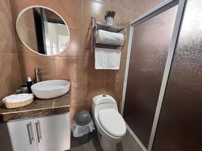 Un baño de Suite completa con servicio de chófer