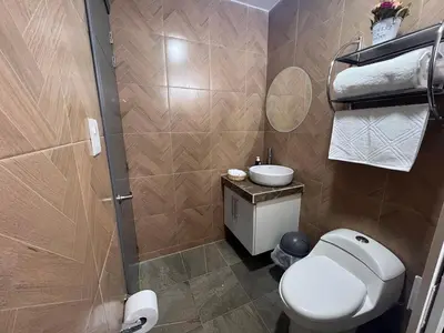 Un baño de Suite completa con servicio de chófer