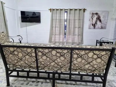 Una televisión o centro de entretenimiento en La Casa de los Abuelos