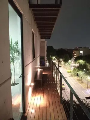 Un balcón o terraza de Apartment with balcony in the heart of the city