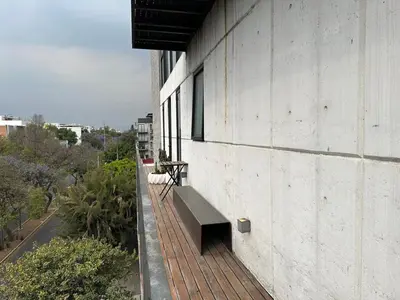 Un balcón o terraza de Apartment with balcony in the heart of the city