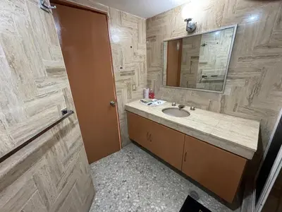 Un baño de PH vista a la bahía