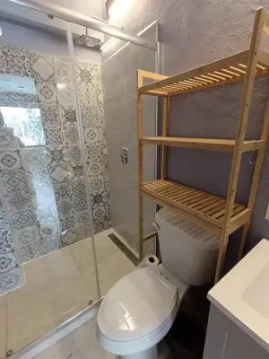 Un baño de El Árbol Plaza Suites - Agua
