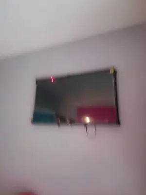 Una televisión o centro de entretenimiento en MOTEl