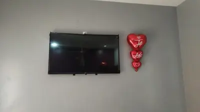 Una televisión o centro de entretenimiento en MOTEl