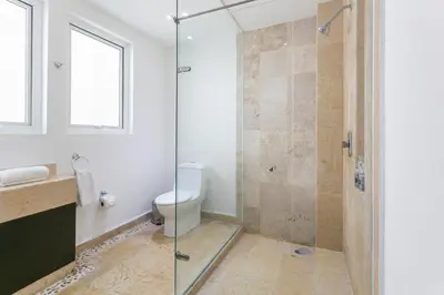 Un baño de Bello departamento con vistas al mar