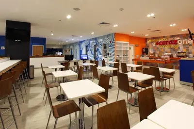 Un restaurante o sitio para comer en One Periferico Sur