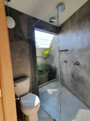 Un baño de Rubina gem in downtown Design Location AC