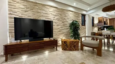 Una televisión o centro de entretenimiento en Lujoso Penthouse con alberca vista increíble al Mar y Rio en el Estero