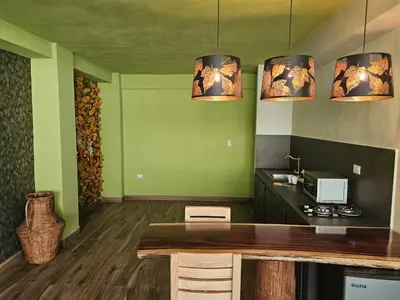 Una cocina o zona de cocina en Camping con jacuzzi en la ciudad