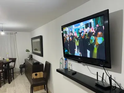 Una televisión o centro de entretenimiento en New apartment nice and centrally located