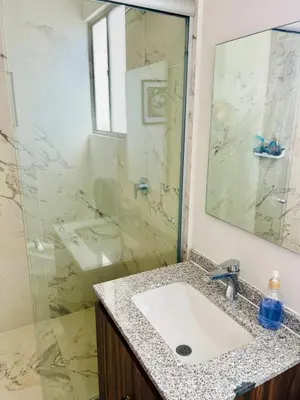Un baño de Bellísima casa de lujo con amenidades y alberca