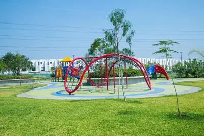 Zona de juegos infantil en Bellísima casa de lujo con amenidades y alberca