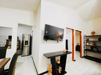 Una televisión o centro de entretenimiento en Casa Orquídeas Oaxaca