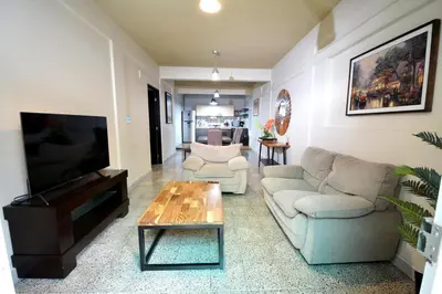 Una televisión o centro de entretenimiento en Departamento Runa, amplio, bonito y acogedor, completo de 2 recámaras y 3 camas matrimoniales
