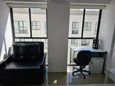 Zona de estar de Habitación con baño privado en departamento compartido cerca de zona de conciertos