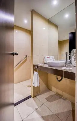Un baño de First Inn Hotel & Business
