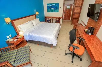 Una televisión o centro de entretenimiento en Holiday Inn Huatulco by IHG