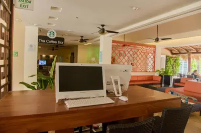 Una televisión o centro de entretenimiento en Holiday Inn Huatulco by IHG