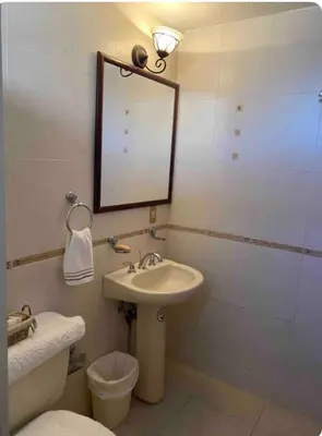 Un baño de House on the shore of the lake