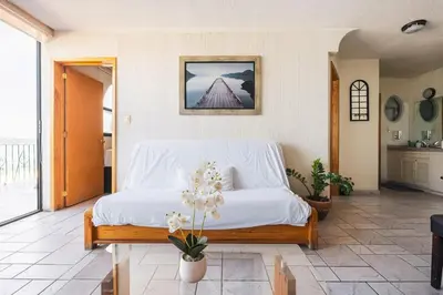 Cama o camas de una habitación en Apartment in a lakefront hotel