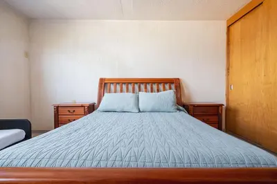 Cama o camas de una habitación en Apartment in a lakefront hotel