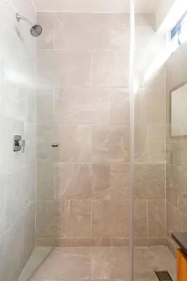 Un baño de Moderno Loft Totalmente Equipado